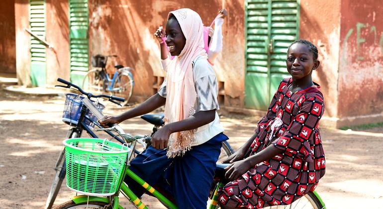 Watoto wakiendesha baiskeli huko Fada, Burkina Faso