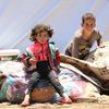 من الأرشيف: أطفال نازحون يعيشون في مخيم للنازحين على الحدود الجنوبية الغربية لسوريا.