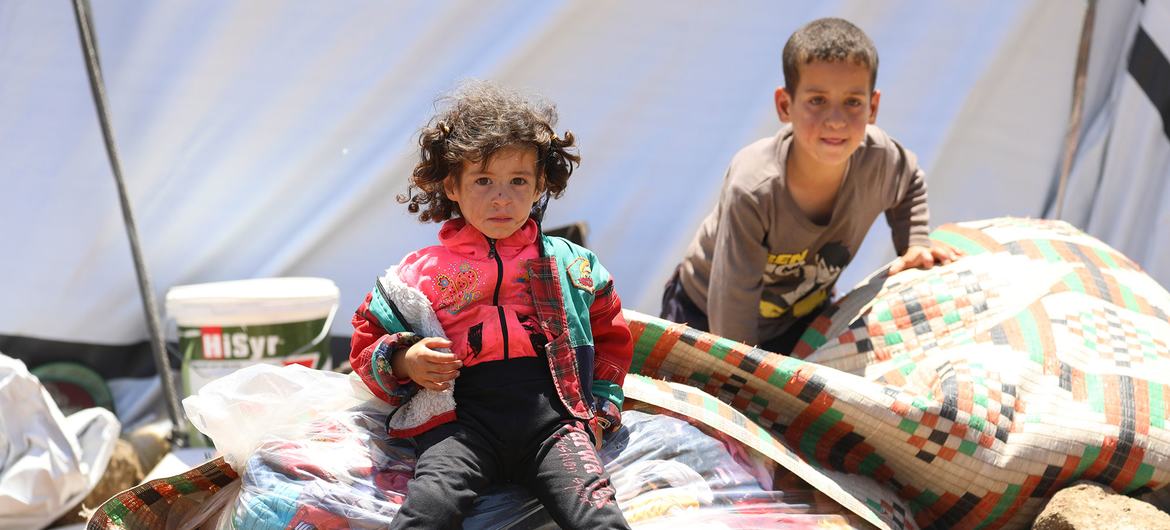 أطفال نازحون يعيشون في مخيم للنازحين على الحدود الجنوبية الغربية لسوريا.