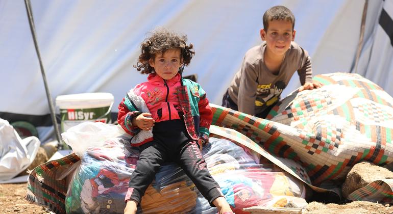 Niños desplazados que viven en un campo de desplazados en las fronteras del suroeste de Siria.