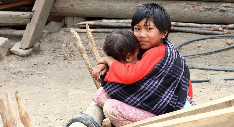 طفل يعتني بأخيه الأصغر في ميانمار.