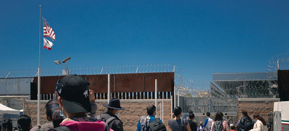 Imagem de arquivo de um grupo de migrantes no norte do México se aproximando da fronteira para entrar nos EUA em uma operação acompanhada por funcionários da OIM