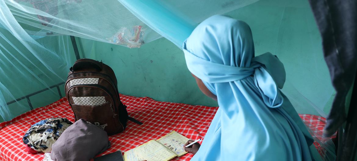 أميرة البالغة من العمر 12 عاما تكمل وائفها الدرسية داخل مهجع الفتيات في مركز إنقاذ الأطفال في غاريسا بكينيا