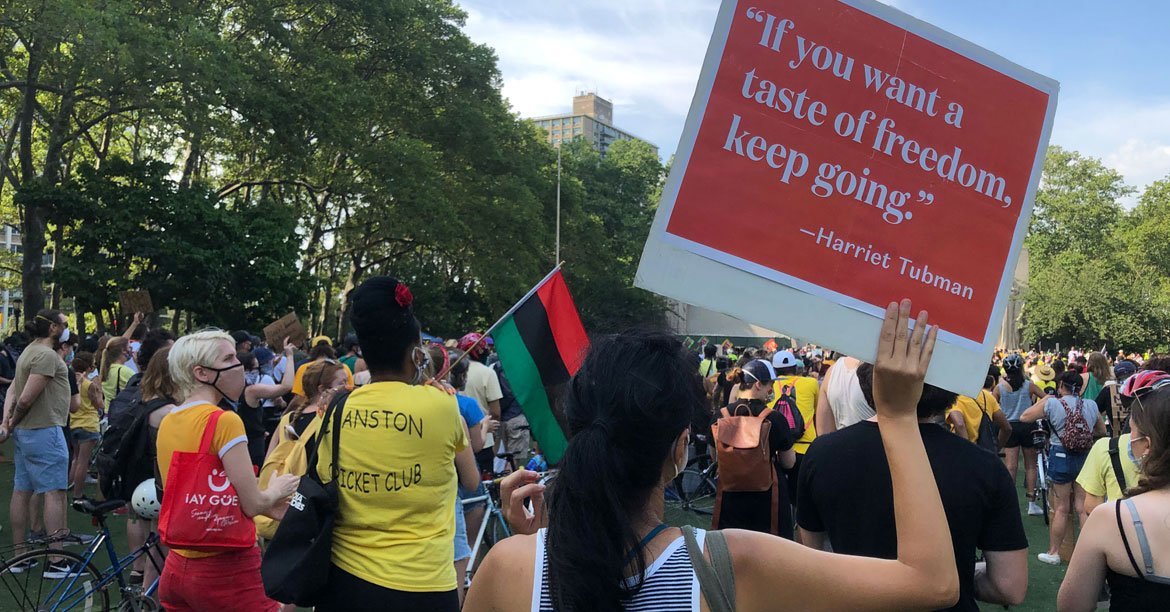 Des manifestants se rassemblent dans un parc de Brooklyn, New York pour manifester contre le racisme et la violence policière (archive)