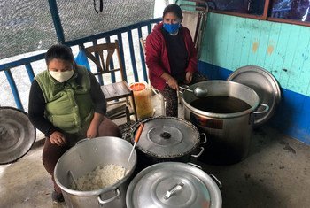 秘鲁社区厨房提供热午餐。
