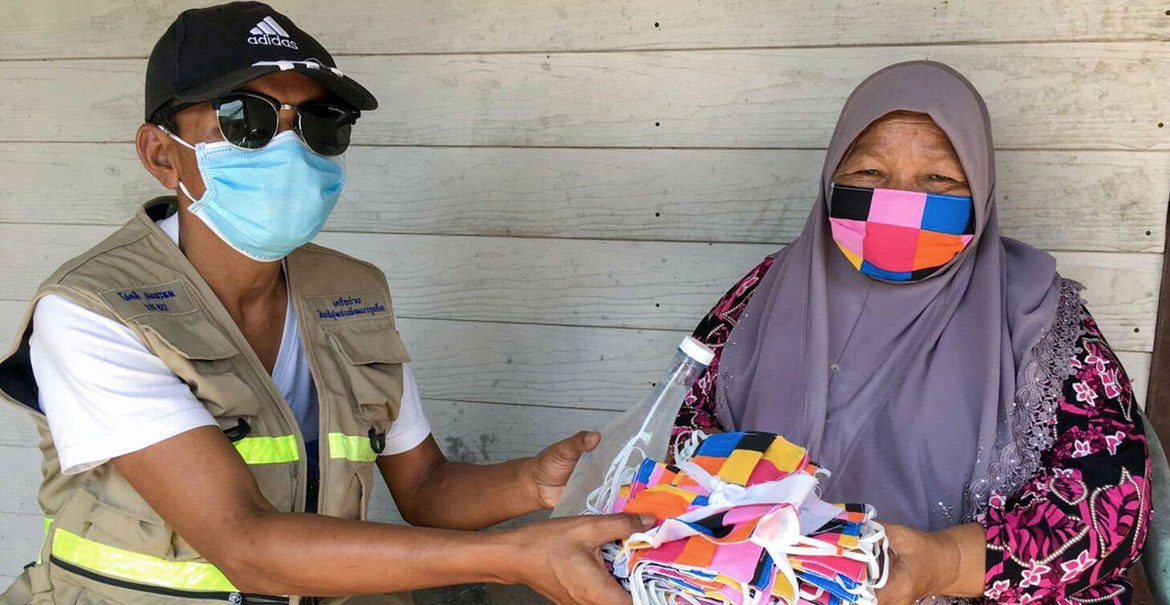 开发署泰国办事处和一个当地非政府组织安排向泰国普吉省的少数民族社区运送口罩。