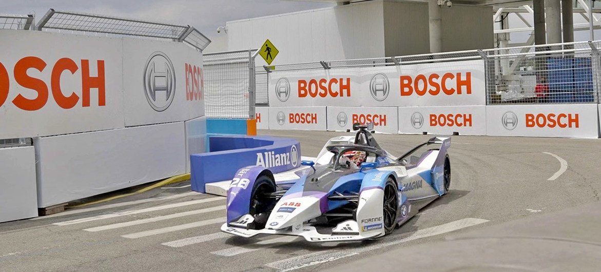 Una carrera de coches Formula E en el vecindario de Red Hook, en Brooklyn, Nueva York.