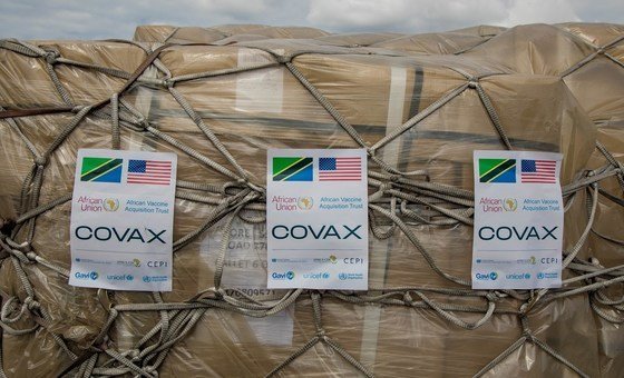 Les vaccins COVID-19 livrés via la facilité COVAX arrivent en Tanzanie. 