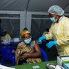 Mulher recebe a vacina contra a Covid-19 na RD Congo