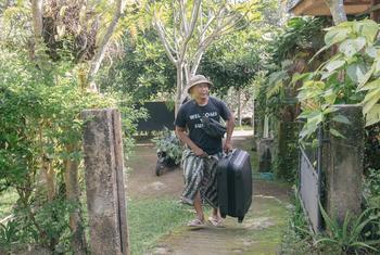 Dekha Dewandana porte les valises de ses invités de son gîte, le Esa di Kubu Homestay, situé dans le village de Sudaji, sur l'île indonésienne de Bali.