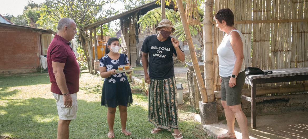 Dekha Dewandana y su esposa reciben a sus invitados con una bebida tradicional de cúrcuma en Esa di Kubu Homestay en Sudaji Village, Buleleng, Bali, Indonesia.