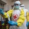 Une équipe de la Croix-Rouge prépare un enterrement sécurisé d'une victime d'Ebola, en août 2019.
