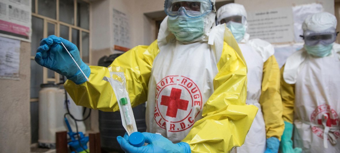 红十字国际委员会的工作人员正在准备对一名不幸病逝的埃博拉患者进行安全埋葬。（2019年8月图片）