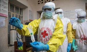 Une équipe de la Croix-Rouge prépare un enterrement sécurisé d'une victime d'Ebola, en août 2019.