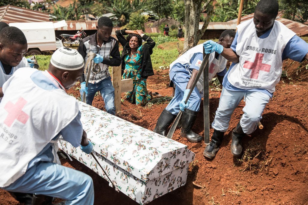 Dans le cadre de la riposte à l’épidémie d’Ebola, la Croix-Rouge collabore avec l’OMS et le ministère de la santé de la RDC pour assurer des sépultures sûres afin d’empêcher la propagation du virus mortel. (août 2019)
