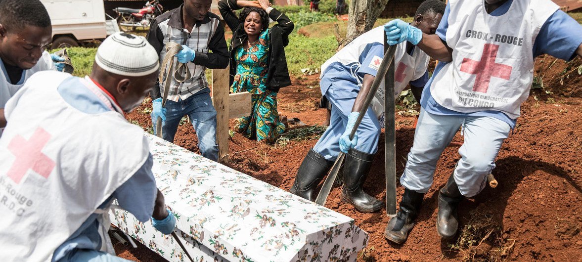 كجزء من الاستجابة لتفشي فيروس إيبولا يعمل الصليب الأحمر مع منظمة الصحة العالمية ووزارة الصحة في جمهورية الكونغو الديمقراطية لضمان "دفن آمن للضحايا" لوقف انتشار مرض فتاك. (أغسطس 2019)