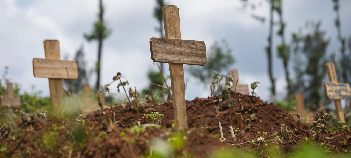 Vítimas do ebola enterradas no cemitério Kitatumba, no Butembo, no leste da República Democrática do Congo. 