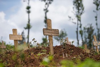 ARCHIVO: Víctimas del ébola enterradas en el cementerio de Kitatumba en Butembo, República Democrática del Congo