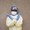 一名埃博拉卫生工作者用她的动作表示，刚果民主共和国的人们不应该害怕医生，而是害怕这种致命的疾病。 （2019年8月）