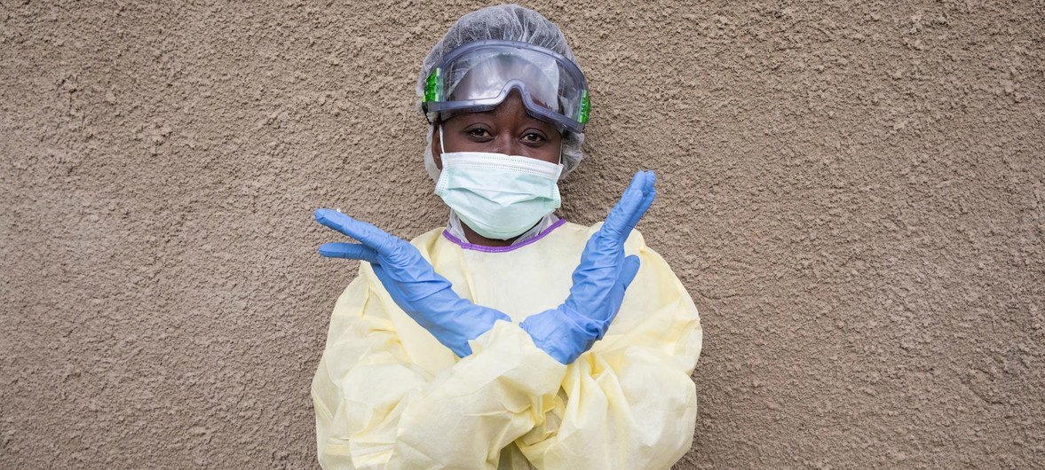 An Ebola health worker signals that people in the Democratic Republic of the Congo should not be scared of doctors but rather the deadly disease itself. (August 2019)