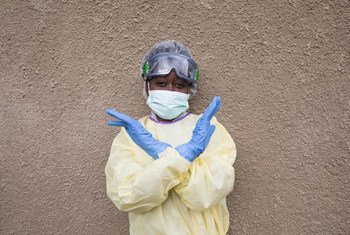 一名埃博拉卫生工作者用他的动作表示，刚果民主共和国的人们不应该害怕医生，而是害怕这种致命的疾病。 （2019年8月）
