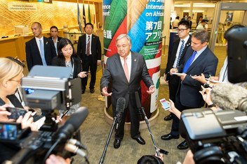 O secretário-geral da ONU, António Guterres, fala com jornalistas durante conferência realizada em Yokohama, Japão.
