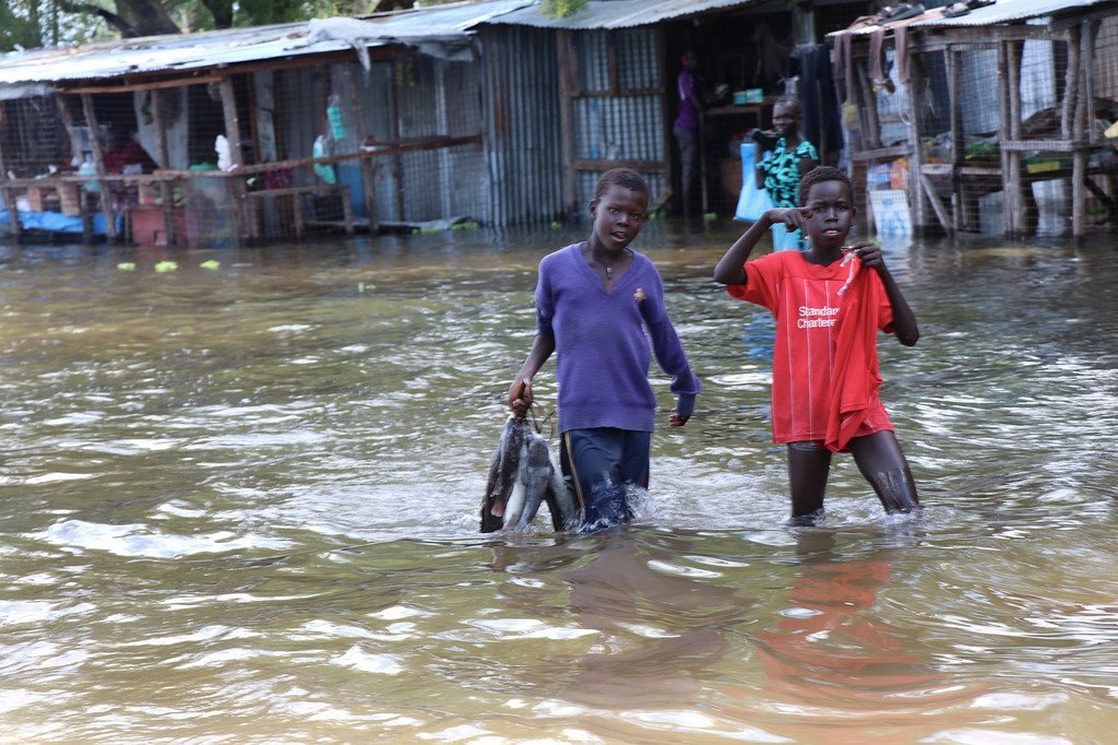 Des enfants marchent dans les eaux en crue dans l'État de Jonglei, au Soudan du Sud.