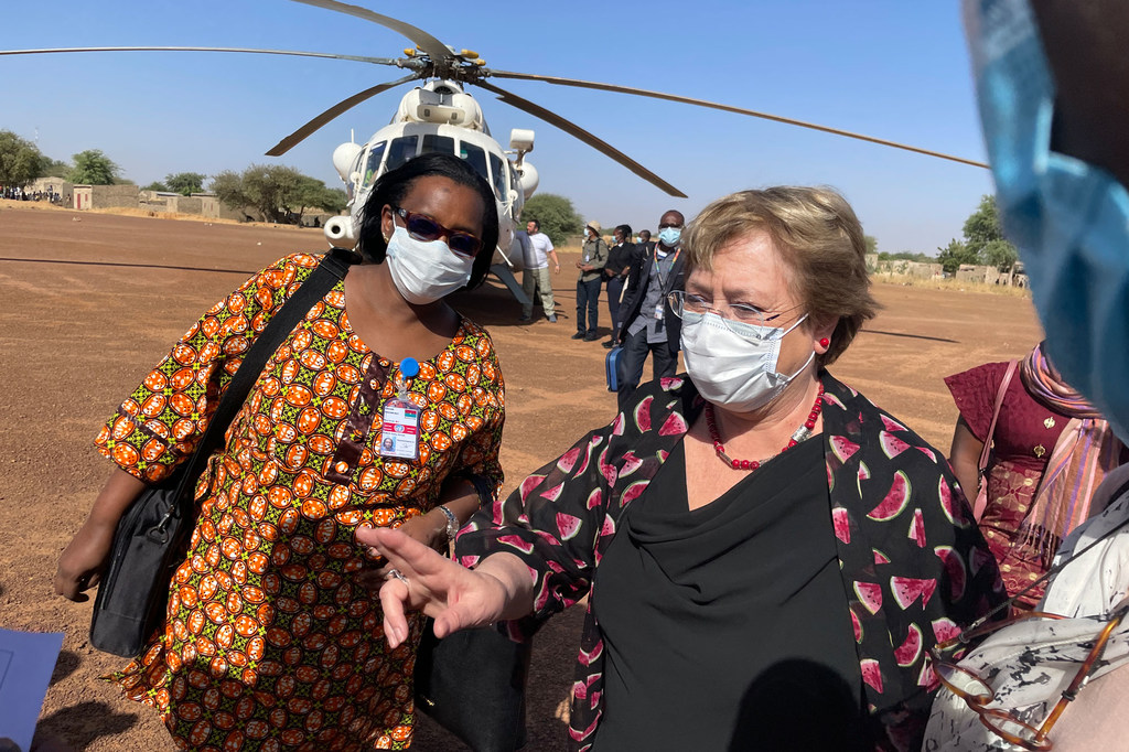 Bachelet durante una visita a Burkina Fasso.