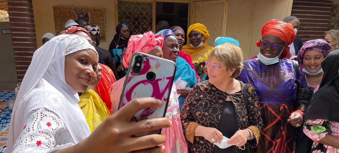 La Alta Comisionada para los Derechos Humanos, Michelle Bachelet, durante una visita a Níger.
