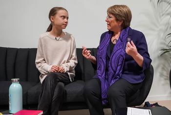 Bachelet se reunió con la defensora del medio ambiente Greta Thunberg durante la Conferencia de las Naciones Unidas sobre el Cambio Climático que se celebró en Madrid en 2019. 