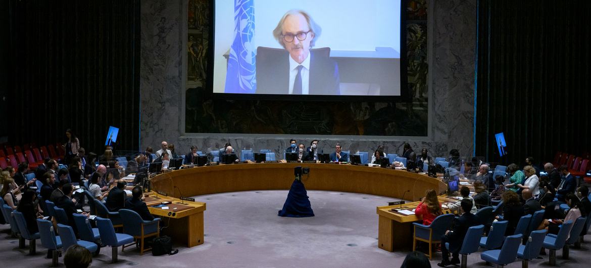 گیر پدرسن، فرستاده ویژه دبیرکل برای سوریه (روی صفحه نمایش) اعضای شورای امنیت سازمان ملل را در مورد وضعیت این کشور توضیح می دهد.