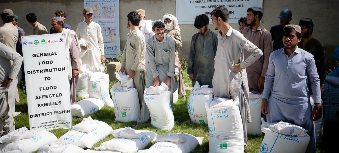 WFP पाकिस्तान के बलूचिस्तान में मानसून बाढ़ से प्रभावित समुदायों के लिए भोजन वितरित करते हुए