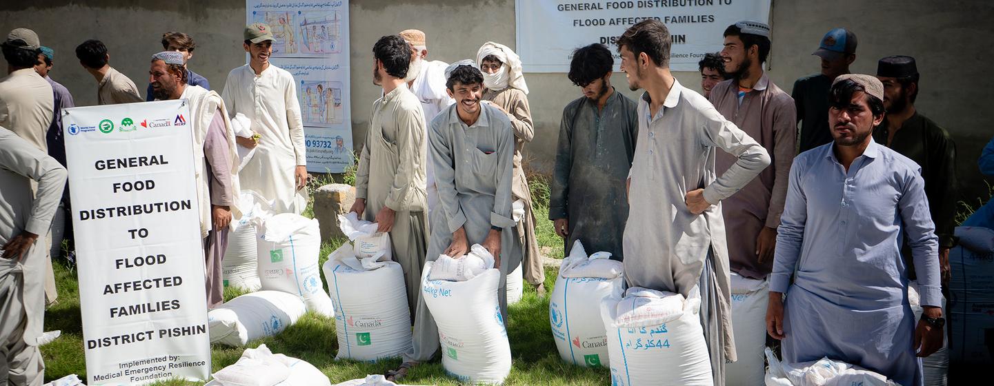 يقوم برنامج الأغذية العالمي بتوزيع المساعدات الغذائية على المجتمعات المتضررة من الفيضانات الموسمية في بلوشستان، باكستان.