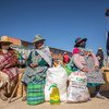 Un representante del Programa Mundial de Alimentos en Bolivia habla con una mujer indígena Uru-Murato sobre el COVID-19 y la buena nutrición.