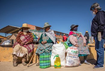 A World Food Programme (WFP) representative in Bolivia talks to Uru-Murato indigenous women about COVID-19 awareness and healthy nutrition practices.