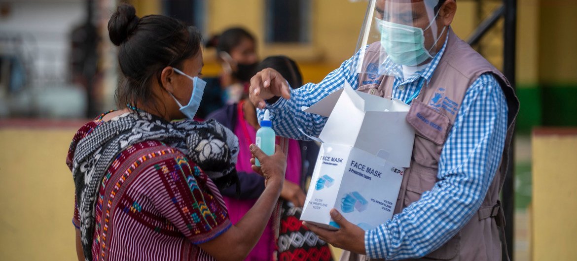 世界粮食署的工作人员正向危地马拉受到疫情影响的土著社区发放食品援助。