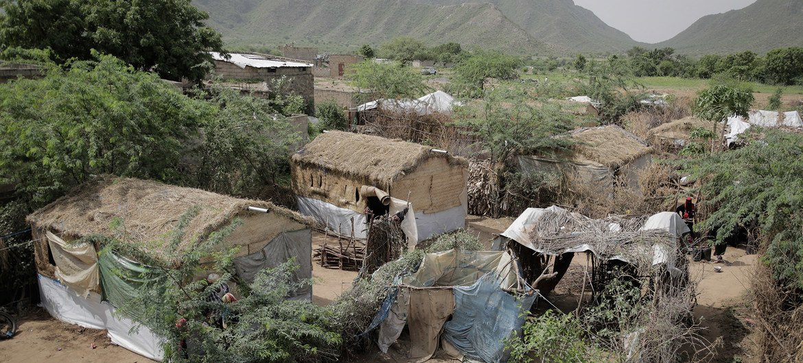 Acampamentos para deslocados internos no Iêmen. 