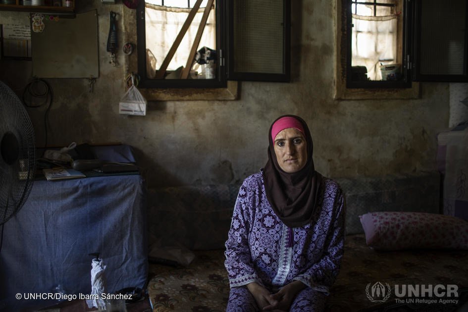 اللاجئة السورية أسماء، من حمص. تعيش في حي باب التبانة في طرابلس، شمال لبنان. يواجه لبنان تحديات اقتصادية جمة.