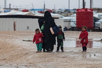 يعيش أكثر من 60 ألف نازح في مخيم الهول، شمال شرق سوريا، غالبيتهم من النساء والأطفال.