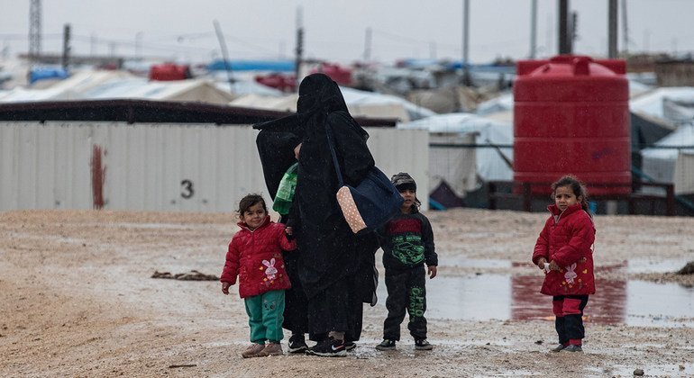В лагере Аль-Хол в Сирии в ужасающих условиях проживают более 60 тысяч внутренних переселенцев, в основном - женщины и дети. 