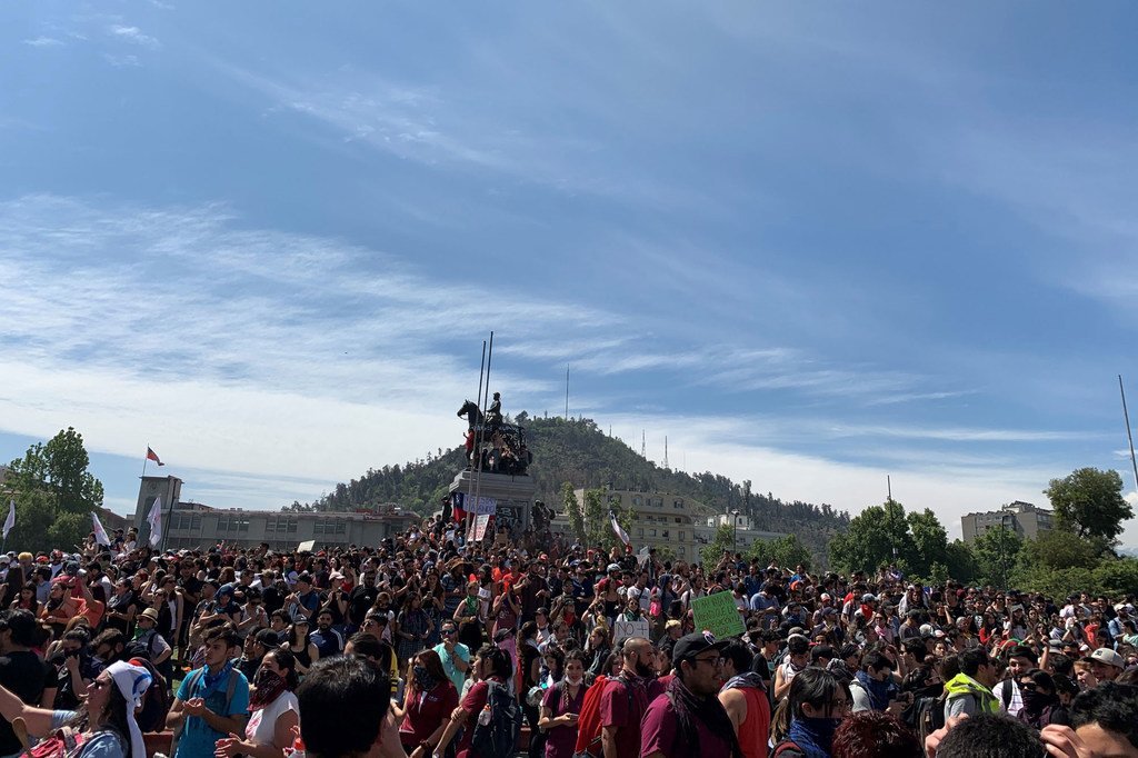 Des manifestants descendent dans les rues de Santiago du Chili. Plus de 28.000 personnes auraient été détenues lors des manifestations au Chili , entre le 18 octobre et le 6 décembre, bien que la plupart d'entre elles aient été libérées.