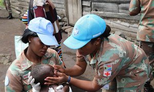 Des soldats de la paix sud-africaines en République démocratique du Congo visitent un orphelinat dans la province du Nord-Kivu en mars 2018.