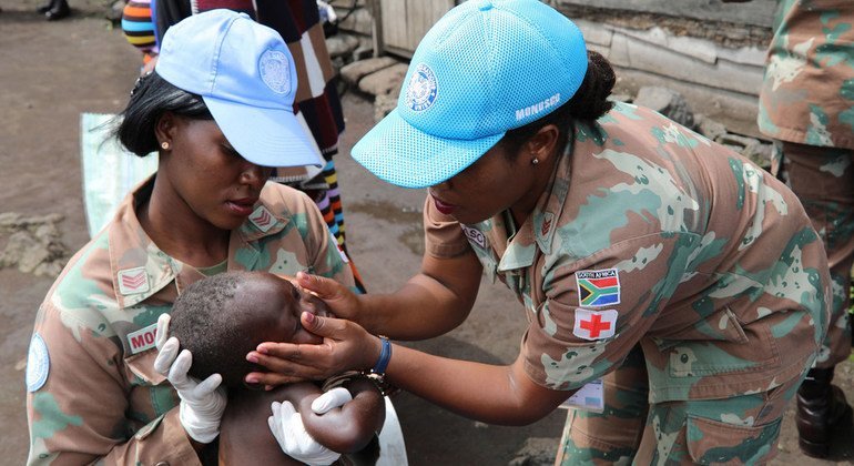 Wanawake walinda amani wa Afrika Kusini katika Jamhuri ya Kidemokrasia ya Congo watembelea kituo cha watoto yatima katika Mkoa wa Kivu Kaskazini mnamo Machi 2018.