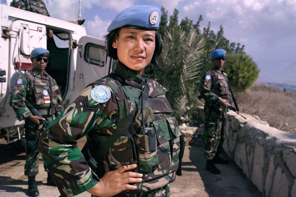 من الأرشيف: جندية حفظ سلام إندونيسية في قوة الأمم المتحدة المؤقتة في لبنان (اليونيفيل)، أثناء القيام بدوريات على طول الخط الأزرق.