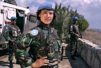 Una agente indonesia de mantenimiento de la paz  de la Fuerza Provisional de las Naciones Unidas en el Líbano patrullando. Octubre de 2012.