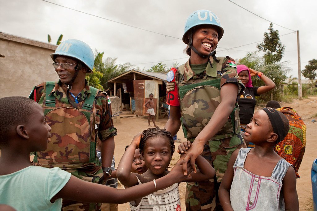 2012年8月，在联合国科特迪瓦行动（联科行动）任职的马拉维藉维和人员向儿童打招呼。