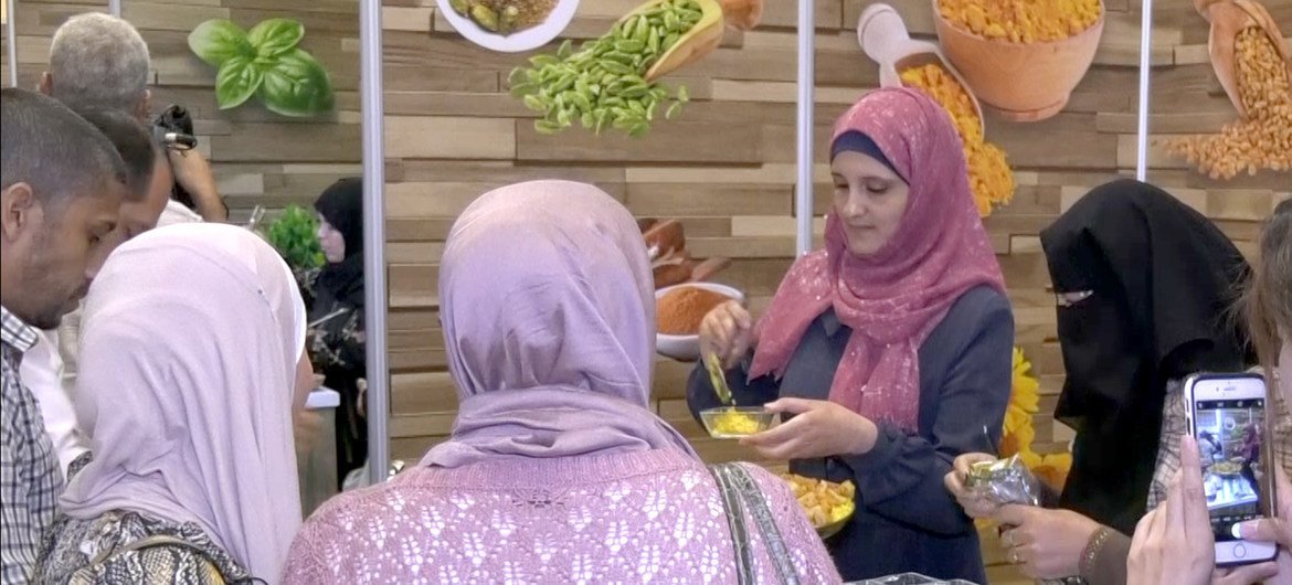 سيدة فلسطينية تشارك في احتفالية يوم الغذاء العالمي في غزة