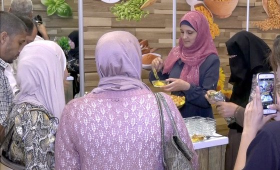 سيدة فلسطينية تشارك في احتفالية يوم الغذاء العالمي في غزة