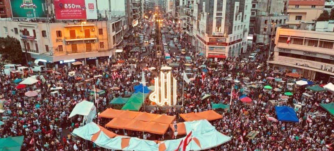 O Líbano está vivenciando protestos de rua, que começaram contra planos de cobrar impostos sobre ligações de Whatsapp. 
