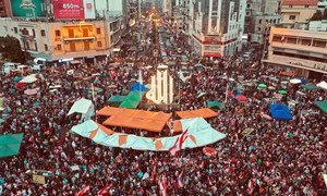 В Ливане не стихают массовые акции: десятки тысяч человек вышли на улицы, чтобы выступить против коррупции и злоупотреблений властью.